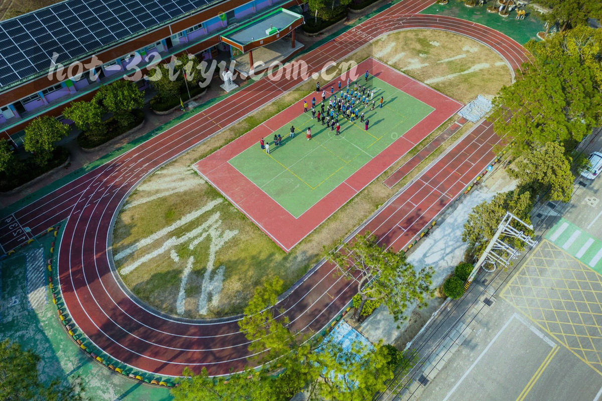 工作台多屏剪影，屏幕冷光与暖色台灯形成对比，画面中无清晰可辨人物